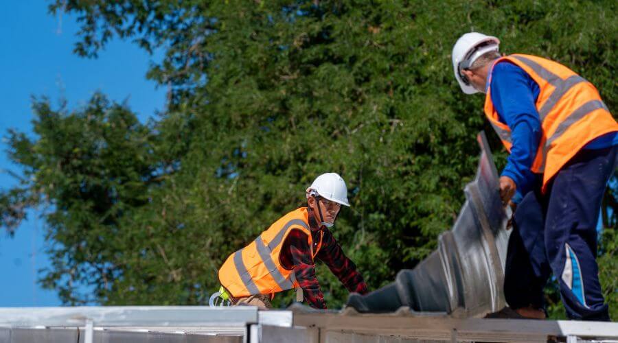 Professional gutter cleaning in Thompsonville, IL